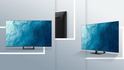 Tre fladskærms-TV'er fra TCL, model 55C731 2022, der viser et blåt abstrakt billede, set forfra på hvid baggrund