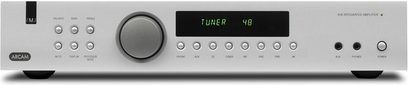 Arcam FMJ-A18 sølv stereo hi-fi-forstærker set forfra, knapper og stik på forsiden, digitalt display