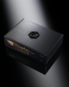 Síťový audio přehrávač Rose RS130 v černé barvě, pohled shora, hexagonální logo na víku, displej a tlačítka na předním panelu
