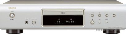 Sølvfarvet Denon DCD-500AE CD-afspiller, frontpanel med digitalt display, knapper og stik, set forfra