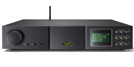 Obdélníková černá skříňka s LCD displejem, tlačítky a ovládacími kolečky na přední straně, anténa na pravé straně