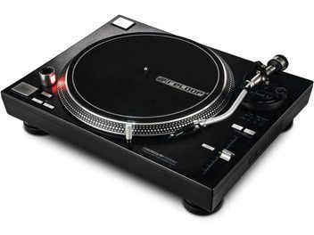 Reloop RP 7000 MK2 juoda vinilo plokštelių grotuvė, vaizdas iš viršaus, juodas apskritas padėklas, sidabrinis nuskaitymo žingsnis, reguliavimo mygtukai ir rankenėlės ant korpuso