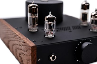 Preamplificatore per cuffie Feliks Audio Echo Classic nero con valvole a vista, lati effetto legno e grande manopola del volume