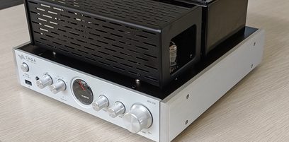 Amplificatore hi-fi a valvole Taga Harmony HTA-25B argento, pannello frontale argentato con manopole e prese, vista frontale