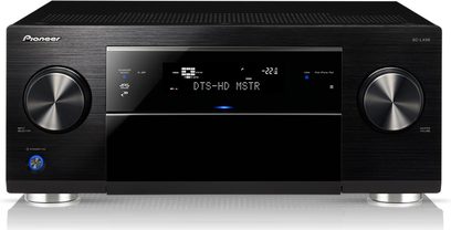 Pioneer SC-LX56 sort home cinema-forstærker, set forfra, blåt "DTS-HD MSTR"-display, sølvfarvede knapper og drejeknapper