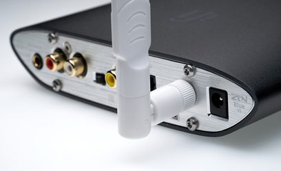 Bezdrátový vysílač iFi Audio Zen Blue V2 v černé barvě, detailní pohled zezadu, konektory RCA a optický, vysunutá anténa