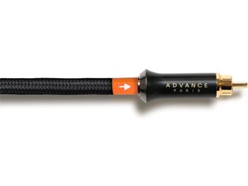 Cyfrowy kabel koncentryczny Advance Paris LINK Coaxial 1m, czarny, z oplotem nylonowym, zbliżenie z boku, prosty wtyk RCA z czarnym metalowym korpusem ze złotym logo, pozłacane gniazdo i pin, pomarańczowy pierścień kierunkowy z białą strzałką