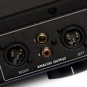 Electrocompaniet ECP-2 MKII phono-forforstærker, nærbillede af bagside, forgyldte RCA-stik til venstre og højre analog udgang