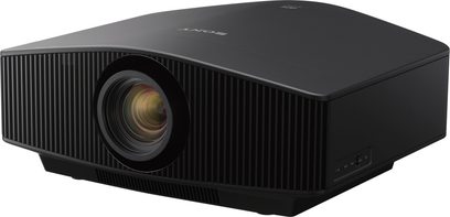 Sony VPL-VW890ES sort videoprojektor, set lidt fra siden forfra, centreret linse, sideventilationsgitre