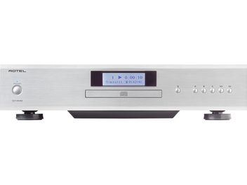 Vorderseite aus gebürstetem Silbermetall eines Rotel CD14 MKII CD-Players, runde Knöpfe, blaues LCD-Display