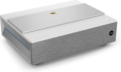 Benq V6000 videoprojektor i hvid og grå, set fra en trekvart forvinkel, med gyldent logo på toppen