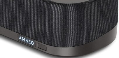 Sort Sennheiser AMBEO Soundbar Mini, tæt forfra, akustisk gitter i vævet stof, AMBEO-logo