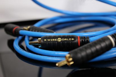 Wireworld Stream blåt RCA-lydkabel med forgyldte RCA-stik, sort kappe, spiralviklet
