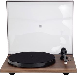 Hi-fi pladespiller Rega Planar 1 i lamineret træ, set forfra, rektangulær sokkel med træfinish, gennemsigtigt opklappet låg, sort cirkulær pladetallerken, sort tonearm placeret til højre