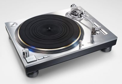 Gramofon Technics SL-1200GEG-S stříbrný, pohled shora v úhlu 45°, černý talíř, stříbrné rameno a ovládací prvky