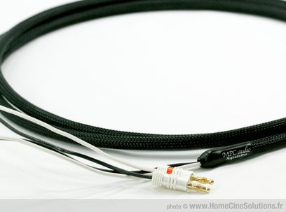Sort flettekabel med forgyldte stik, mærke MPC audio Squisito, på hvid baggrund