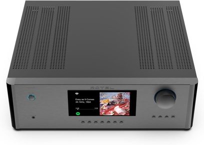 Integruotas stereo hi-fi stiprintuvas Rotel RAS-5000 juodas, vaizdas iš viršaus, centrinis ekranas, sukamas mygtukas dešinėje, ventiliacijos grotelės