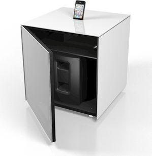 Biała, błyszcząca szafka audio-wideo Spectral Cockpit CP03, widok perspektywiczny z przodu, z otwartymi drzwiczkami, z iPhone'em leżącym na wierzchu