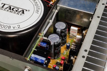 Taga Harmony HTA-2000B v.2 sort hi-fi stereforstærker, indvendigt syn af elektroniske komponenter og kondensatorer