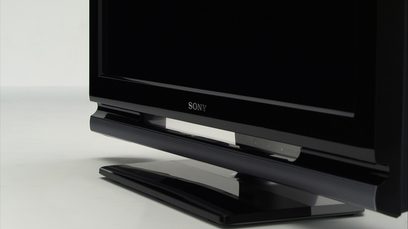 Sony KDL-26V4500 high-definition tv set forfra, slukket skærm, fod og ramme i skinnende sort plastik