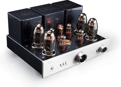 Cayin CS-150A stereo buizenversterker zilver, zwarte metalen behuizing en geborsteld aluminium frontpaneel, driekwart vooraanzicht van links, met drie zwarte transformatoren aan de achterzijde, acht gloeiende vacuümbuizen op het bovenste plateau en twee grote cilindervormige knoppen plus kleine schakelaars op het frontpaneel