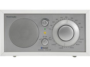 Ραδιόφωνο τραπεζιού Bluetooth FM AM Tivoli Model One BT λευκό ασημί, αριστερό ηχείο και μεγάλος στρογγυλός δεξιός επιλογέας