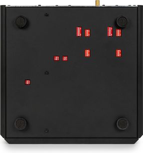 Schwarzer Thorens MC 1600 Phono-Vorverstärker, Unteransicht mit runden Füßen und mehreren roten Mikro-Schaltern