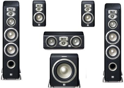 Pakke med JBL Studio L-tårnhøjttalere bestående af 5 sorte højttalere set forfra og en sort basrefleksboks set fra 3/4 vinkel forfra