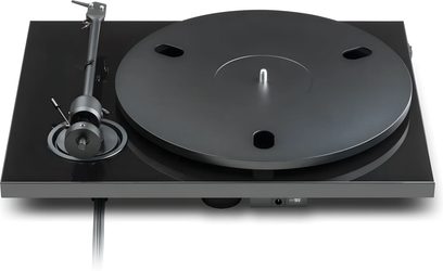 Must Pro-Ject E1.2 vinüülplaadimängija pealtvaates, suure ümmarguse taldriku ja vasakul asuva toonarmiga