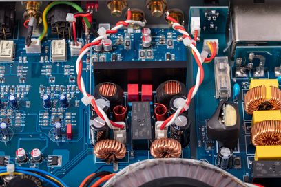 Підсилювач потужності Nuprime STA-9X чорного кольору, внутрішній вигляд електронних схем та компонентів, мідні котушки