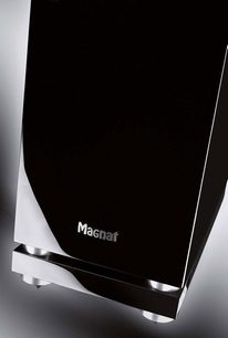 Magnat Quantum 807 sort højttaler, lakeret i sort, set forfra i frøperspektiv, blank sort kabinet, sølvfarvet base