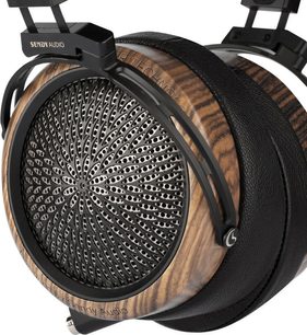 Lähikuva mustista Sendy Audio Peacock -hifikuulokkeista, ruskeat puunsyykuvioiset kuulokekupit, avoimet ritilät ja mustat korvapehmusteet