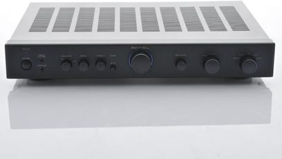 Sort Rotel RA-04SE stereo hi-fi-forstærker, aluminiumsfacade, drejeknopper, hovedtelefonstik, set forfra