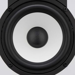Fluid Audio C5 BTW aktiv højttaler, set forfra, sort centralhøjttaler i en mat, rund sort kabinet