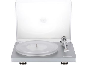 Platine vinyles hi-fi ClearAudio Compass gris argenté en aluminium avec plateau acrylique givré, capot transparent relevé et bras de lecture métallique argenté, vue de face