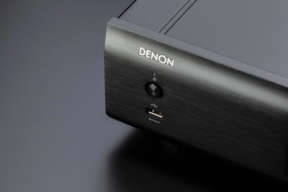 Denon DCD-900NE musta CD-soitin, lähikuva etunäkymästä oikeasta yläkulmasta, harjattu alumiinietupaneeli, USB-portti