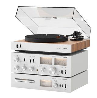 Hõbedase metallhõõgldava hi-fi komplekti puidust vinüülplaadimängija, läbipaistva avatud katusega, VU-mõõturite ja CD-mängijaga 3/4 vaatepunktist