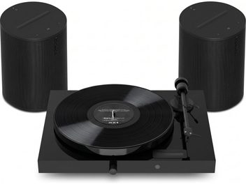 Svart vinylspelare med skiva och två svarta Sonos Era 100-högtalare, framifrån