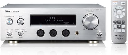 Pioneer U-05-S sølvfarvet hovedtelefonforstærker, frontvisning, børstet aluminiumsfacade, LCD-display, knapper og jackstik