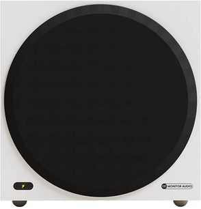 Monitor Audio Vestra W10 Subwoofer in Weiß, rechteckiges Gehäuse mit matter Oberfläche, große runde Frontabdeckung aus schwarzem Akustikstoff, ovales LED-Anzeige und Logo auf der Vorderseite, Frontalansicht