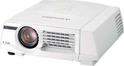 Mitsubishi XL5980 hvid videoprojektor, frontvisning med linse og ventilationsriste, let skråt ovenfra-perspektiv
