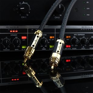 Oehlbach Black Connection digital sort digitalt coaxialkabel med flettet kappe, cylindriske RCA-stik i guldbelagt metal med sorte teksturerede indsatser, skråt nærbillede