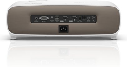Benq W2700i hvid videoprojektor, set forfra, tilslutningsporte og kontrolknapper på siden