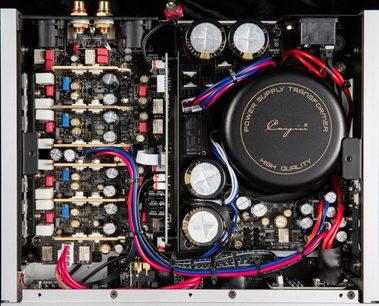 Preamplificatore per cuffie hi-fi Cayin IHA-8 argento, chassis in alluminio argentato aperto visto dall’alto che rivela un trasformatore toroidale nero con logo, diverse schede elettroniche nere con componenti dorati e condensatori cilindrici argentati collegati da un fascio di cavi rossi e blu
