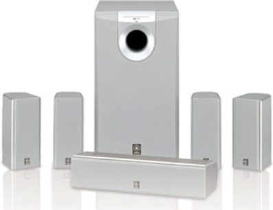Yamaha AV-3103 lysegrå hjemmebiografsystem, set forfra, med 5 satellithøjttalere og 1 basreflekshøjttaler