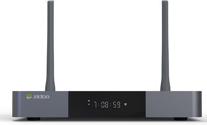 Zidoo Z9X multimedie-afspiller, rektangulær sort boks med glaspanel, LED-display, to Wi-Fi-antenner
