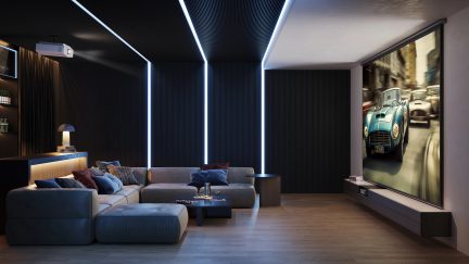 Sala de cine en casa con sofá en forma de L, proyector en el techo, pantalla mural, iluminación LED, mesa de centro, suelo de parquet.