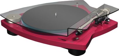 Gramofon Thorens TD 309 / TD 209 v červené barvě s průhledným krytem, raménkem a přenoskou, pohled shora z pravé přední strany