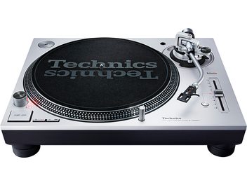 Pogled od zgoraj na hi-fi vrtljivo ploščo Technics SL-1200MK7EG, črn vrtljivi krožnik, srebrn ohišje, raven bralnik rok