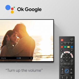 Televisore Panasonic TX-65JX800E che mostra una donna di spalle al tramonto, con telecomando visto di fronte